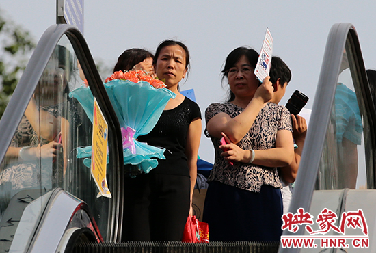 有一種情，你我日日相見(jiàn)，從不言表，但會(huì)抱著鮮花等候歸人。