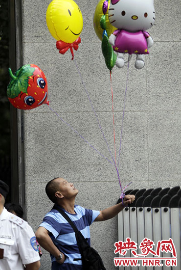 他希望你像hello kitty一樣可愛(ài)，露出笑臉。