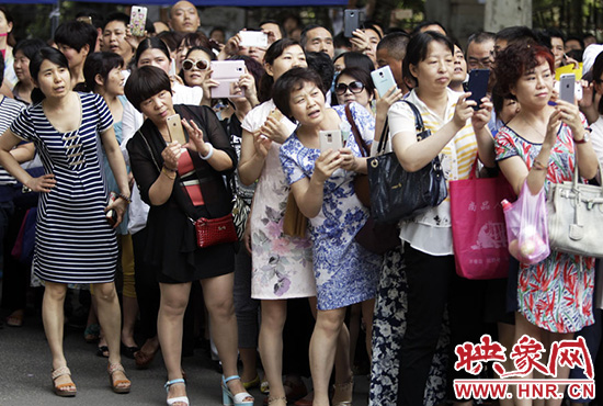 你在人群中，只有找到你，她們才會(huì)松下眉間的皺紋。