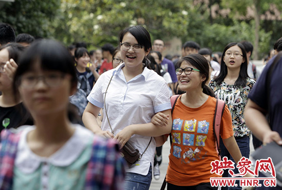 也有一種情，平日嬉笑怒罵，針?shù)h相對(duì)，只有別離時(shí)才會(huì)牽手擁抱。