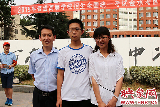 高考結(jié)束的那一刻，就意味著離別，別了曾經(jīng)的班級(jí)、老師、朋友、甚至戀人。