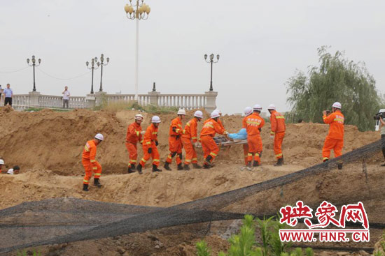 12點(diǎn)07分，又一人被抬出