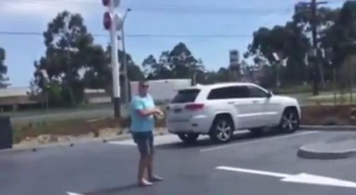 圖一：澳大利亞男子發(fā)飆的樣子被兩個(gè)兒子偷拍，并將視頻取名為“憤怒的老爹”上傳至網(wǎng)絡(luò)。