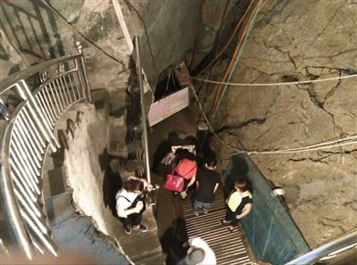 游客到魚泉參觀。