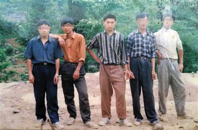 一次外出打工前，田仁信（中）與村里的伙伴合影。田仁信親屬供圖