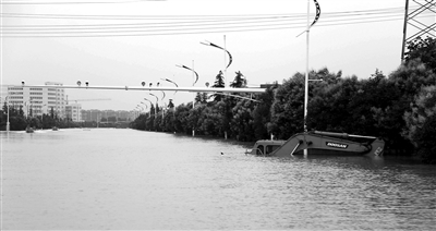 6月28日，南京暴雨致云臺(tái)山河漫堤，祿口機(jī)場(chǎng)高速雙向封閉 供圖/CFP