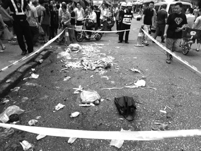 7月11日，群眾在事發(fā)現(xiàn)場(chǎng)外圍觀。新華社發(fā)