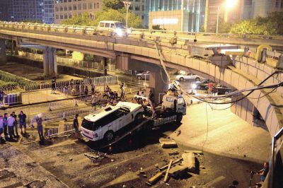 路虎車被扶正后，救援車將其拖離現(xiàn)場(chǎng)。