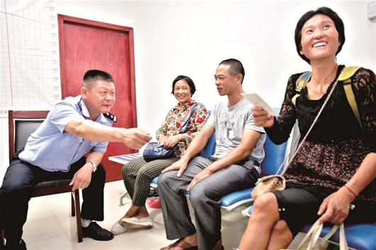 在民警的幫助下，流浪婦女右一與親人相聚