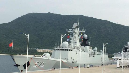 中國(guó)海軍艦艇編隊(duì)12日上午從三亞起航，參加“和平友誼-2015”中馬兩軍首次實(shí)兵聯(lián)演。
