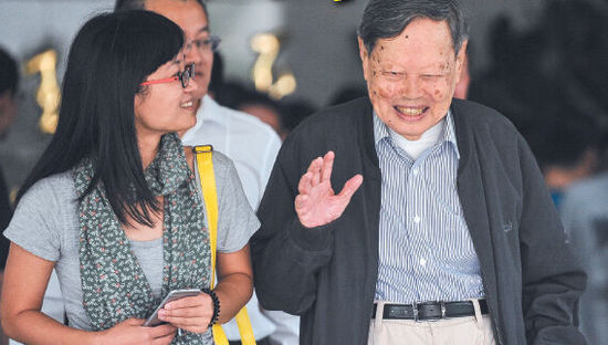 9月18日，楊振寧在合肥參觀中國科大近代物理系時接受記者采訪。記者卞世鵬/攝