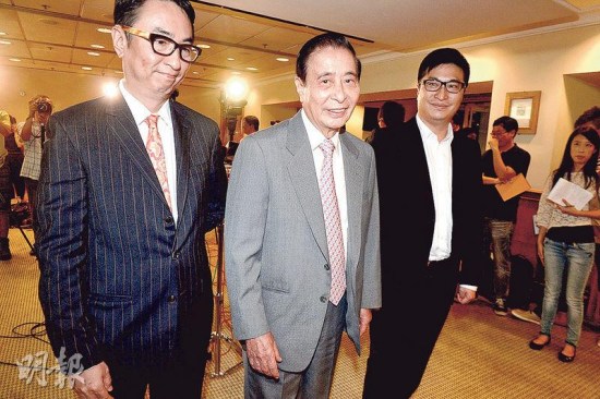 四叔李兆基（中）、長子李家杰（左）及次子李家誠