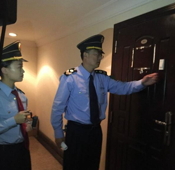 青島市衛(wèi)生監(jiān)督所的工作人員在郝愛勇診所執(zhí)法。