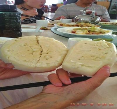 在參加山西游行程中，體驗(yàn)員發(fā)現(xiàn)團(tuán)餐中的饅頭已經(jīng)發(fā)霉。視頻截圖