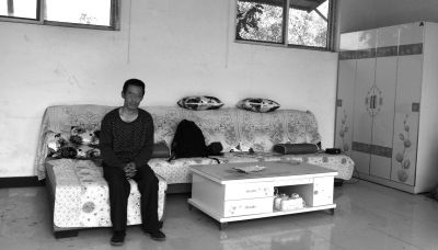 交完彩禮錢(qián)，牛志忠?guī)缀跎頍o(wú)分文，家里的沙發(fā)、茶幾、衣柜都是凌光輝買的。京華時(shí)報(bào)記者張恒攝