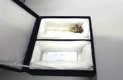 存放于匣內(nèi)的金簪華美依舊。