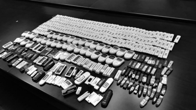 警方在行動(dòng)中繳獲的地下錢莊持有的銀行卡和手機(jī)、U盾等作案工具。