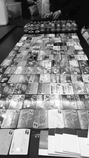 警方在行動(dòng)中繳獲的地下錢莊持有的銀行卡和手機(jī)、U盾等作案工具。