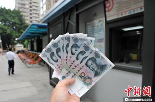 “如果是千元左右的跨行轉(zhuǎn)賬，都會(huì)先充值到支付寶，然后再轉(zhuǎn)到相應(yīng)銀行賬戶中”，肩負(fù)3000多元月供的北京白領(lǐng)小李告訴中新網(wǎng)記者，這樣操作起來方便、省時(shí)，還免去下載好幾個(gè)銀行客戶端的麻煩。