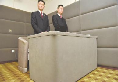 審訊室、居住室內(nèi)的桌椅板凳都進(jìn)行了軟包。