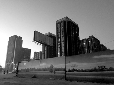 荒地西、南、北三面被2米多高的圍欄圍住。