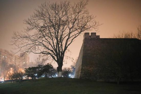 2015年12月20日，北京。霧霾之中，燈光之下的明長(zhǎng)城遺址公園。