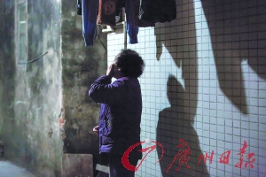 女姐在講述自己老伴幾年前在保姆的“照料”下去世的經(jīng)歷，神色悲傷。廣州日?qǐng)?bào)記者陳憂子 實(shí)習(xí)生郭嘉亮攝