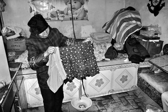 給爺爺?shù)芥?zhèn)上領(lǐng)過冬的福利，卻領(lǐng)回短裙短褲