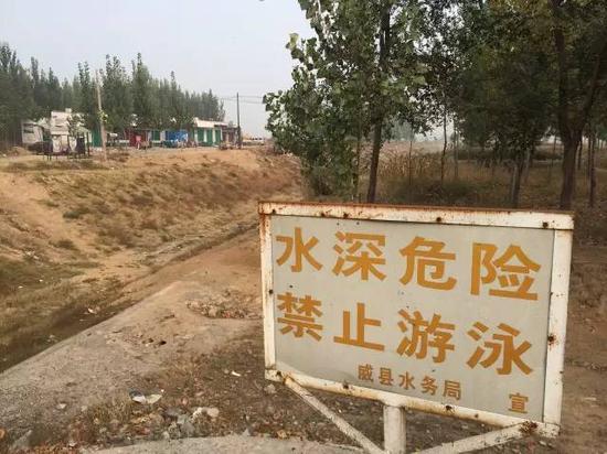 2015年10月20日，記者在河北省威縣看到，橋下河流早已干涸，除了土和石頭，什么都沒(méi)有。 新華社記者郭雅茹 攝