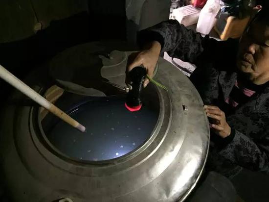 洞庭湖缺水，2015年11月，湖南省南縣石壩村肖喜福老人家中面臨的水質(zhì)型缺水難題。近20多年來(lái)，家里打了兩次深井，如圖所示，井水呈乳白色，鐵錳嚴(yán)重超標(biāo)，無(wú)法飲用。新華社記者周楠攝