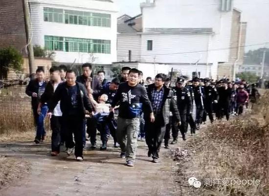 聶露勇被抓獲時(shí)畫面。