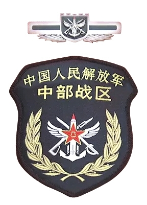 習(xí)近平將軍旗授予東部戰(zhàn)區(qū)司令員劉粵軍、政治委員鄭衛(wèi)平。