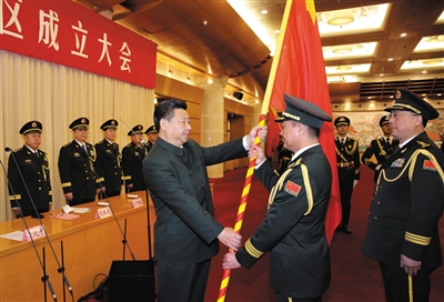習(xí)近平將軍旗授予東部戰(zhàn)區(qū)司令員劉粵軍、政治委員鄭衛(wèi)平。