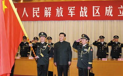 習(xí)近平將軍旗授予南部戰(zhàn)區(qū)司令員王教成、政治委員魏亮。