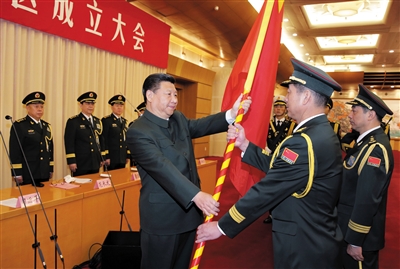 習(xí)近平將軍旗授予西部戰(zhàn)區(qū)司令員趙宗岐、政治委員朱福熙。