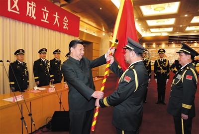 習(xí)近平將軍旗授予北部戰(zhàn)區(qū)司令員宋普選、政治委員褚益民。