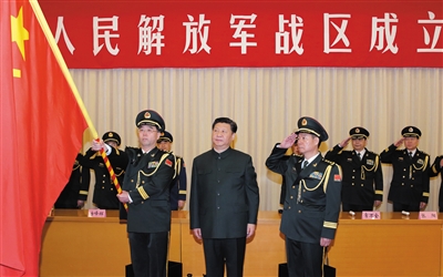 習(xí)近平將軍旗授予中部戰(zhàn)區(qū)司令員韓衛(wèi)國(guó)、政治委員殷方龍。