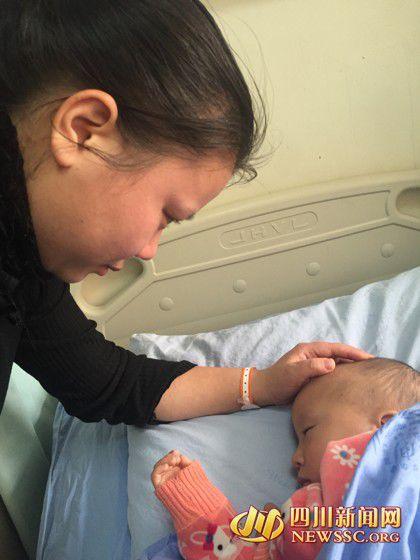 徐女士看著睡著的兒子，心里為手術(shù)費(fèi)發(fā)愁