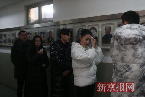 表演系考生考前正用紙巾卸妝。