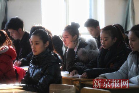 主持系考生正在備考區(qū)等待考試。