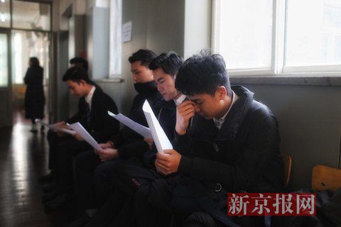 主持系考生正在備考區(qū)等待考試。