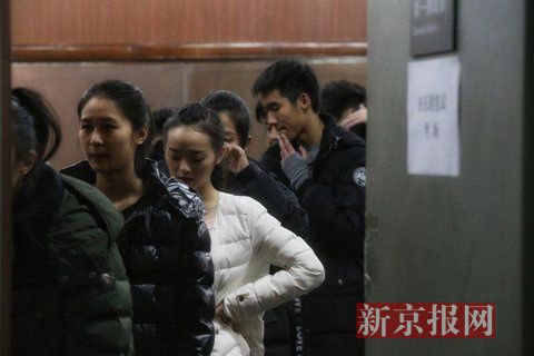 音樂劇系考生在備考區(qū)域等待考試。新京報記者 周崗峰 攝