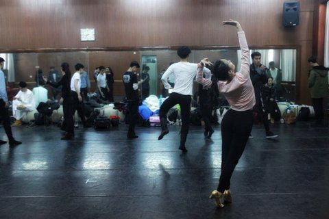 音樂劇系考生在備考區(qū)域等待考試。新京報記者 周崗峰 攝