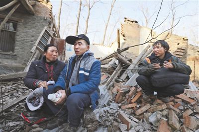 2014年1月，取保候?qū)彽乃螤幑夂透改缚粗鴼垟〉姆孔?，默默流淚