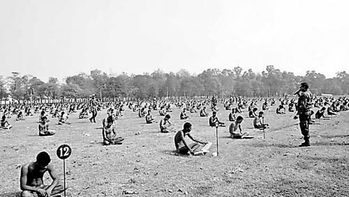 印度軍隊(duì)“只穿內(nèi)褲考試”防作弊 考生:沒(méi)得選擇