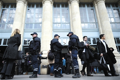 法國(guó)巴黎，警方加強(qiáng)安保工作。圖/CFP