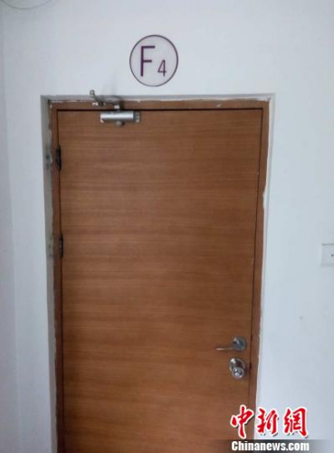 6日，事發(fā)樓層四層消防通道門被封死。呂春榮 攝