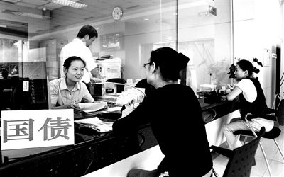 由于網(wǎng)銀和柜臺同時開售，部分銀行網(wǎng)點甚至來不及賣出一筆就發(fā)現(xiàn)額度全部被搶光供圖/視覺中國