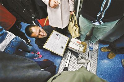 在賣藝時(shí)，李大鵬會(huì)把判決結(jié)果掛在胸前