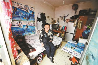 早晨收拾停當(dāng)后，李大鵬準(zhǔn)備前往地鐵賣藝